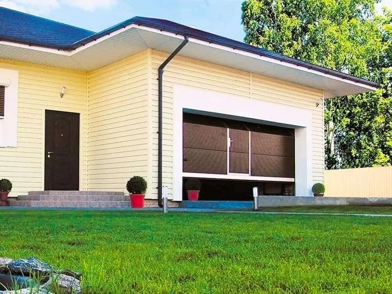 Подъемные гаражные ворота с калиткой